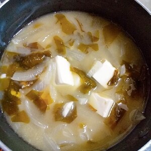 冷凍した生わかめ入り　豆腐玉ねぎわかめの味噌汁